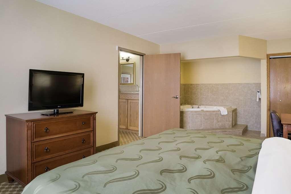 Quality Inn & Suites Saginaw Room photo