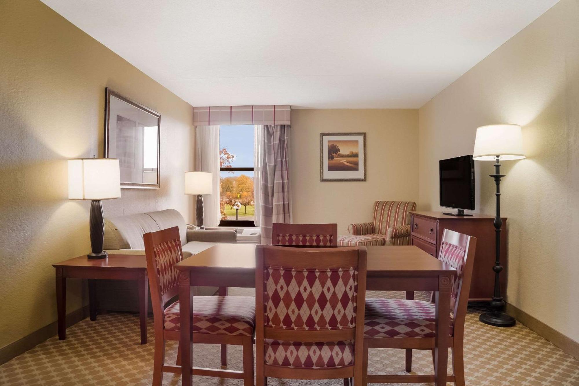 Quality Inn & Suites Saginaw Exterior photo