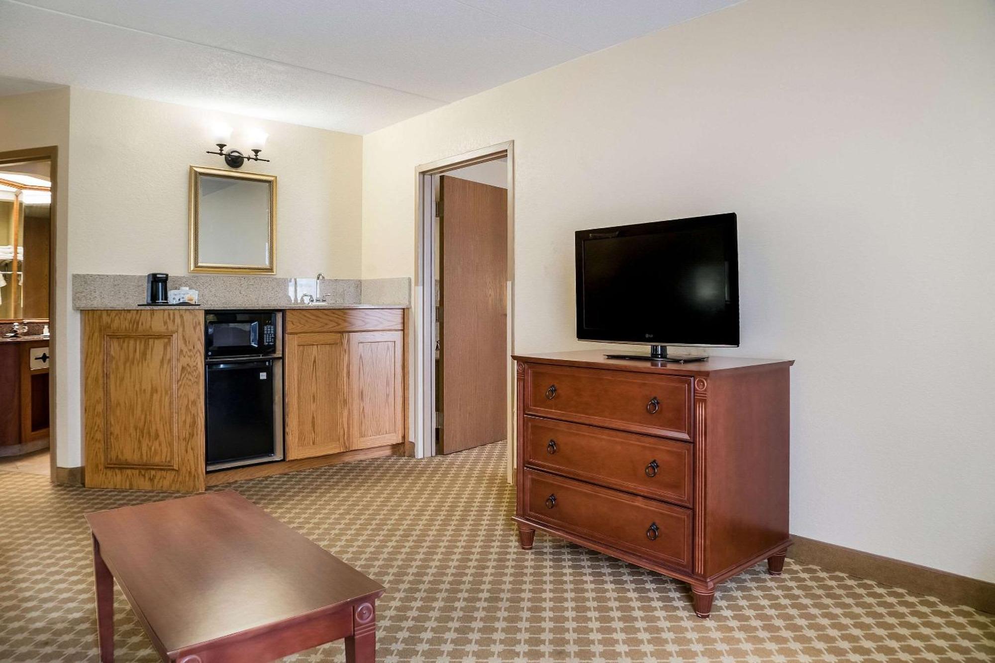 Quality Inn & Suites Saginaw Exterior photo