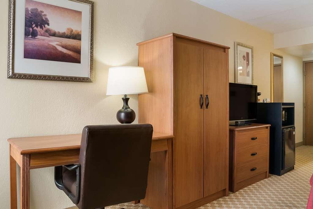 Quality Inn & Suites Saginaw Room photo