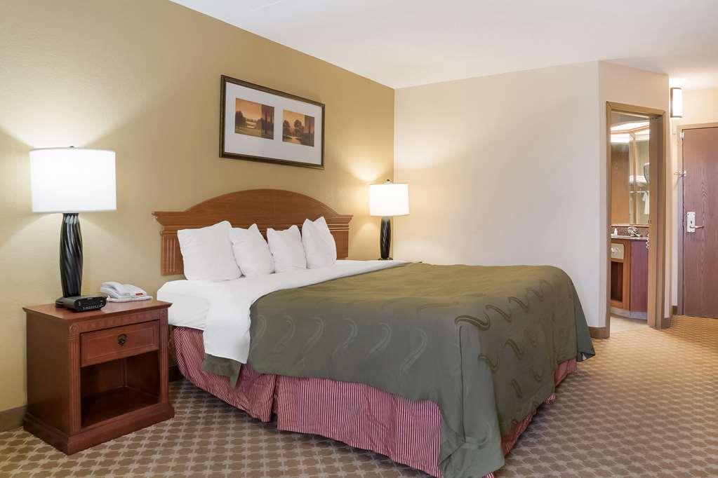 Quality Inn & Suites Saginaw Room photo