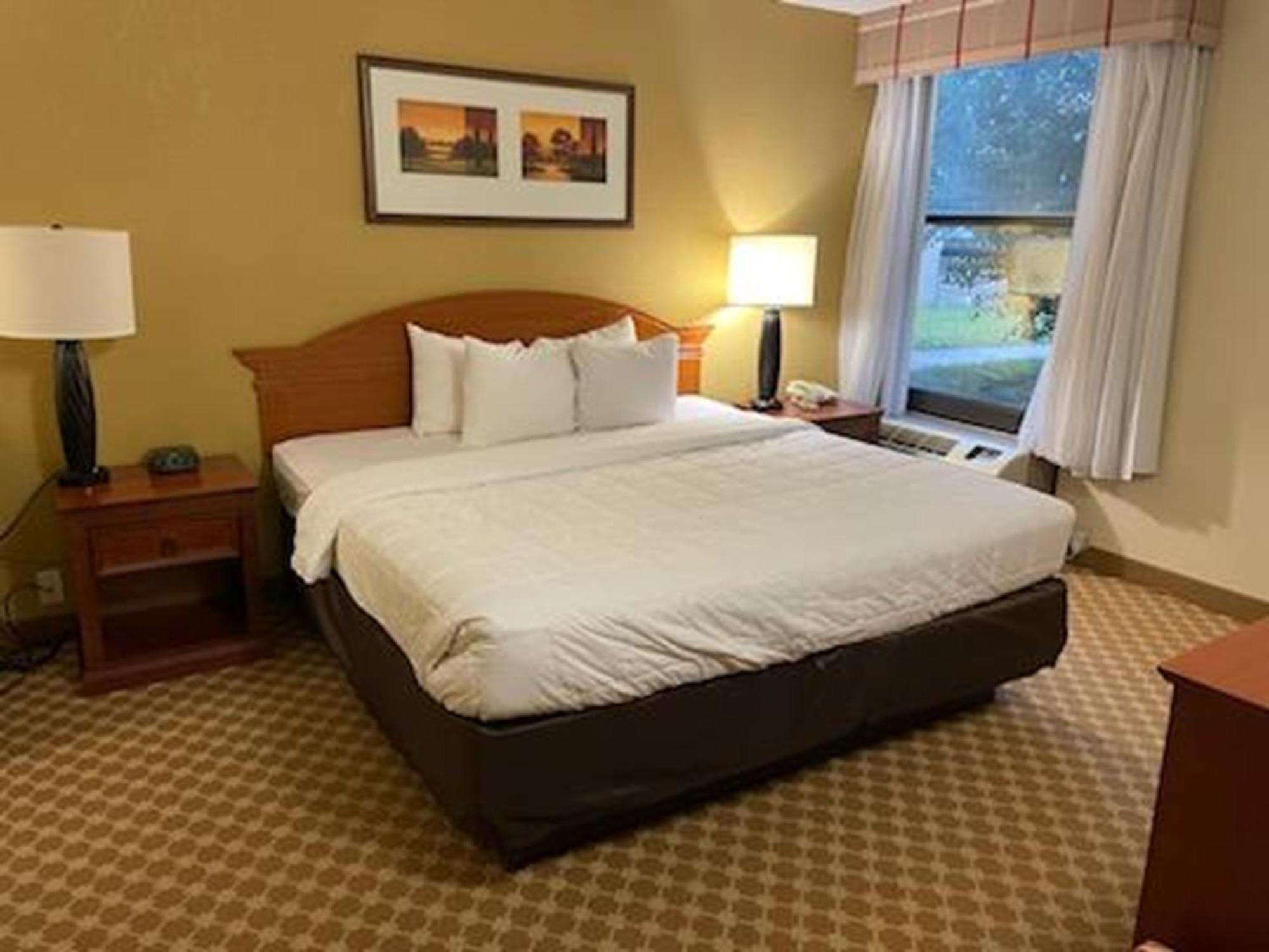Quality Inn & Suites Saginaw Exterior photo