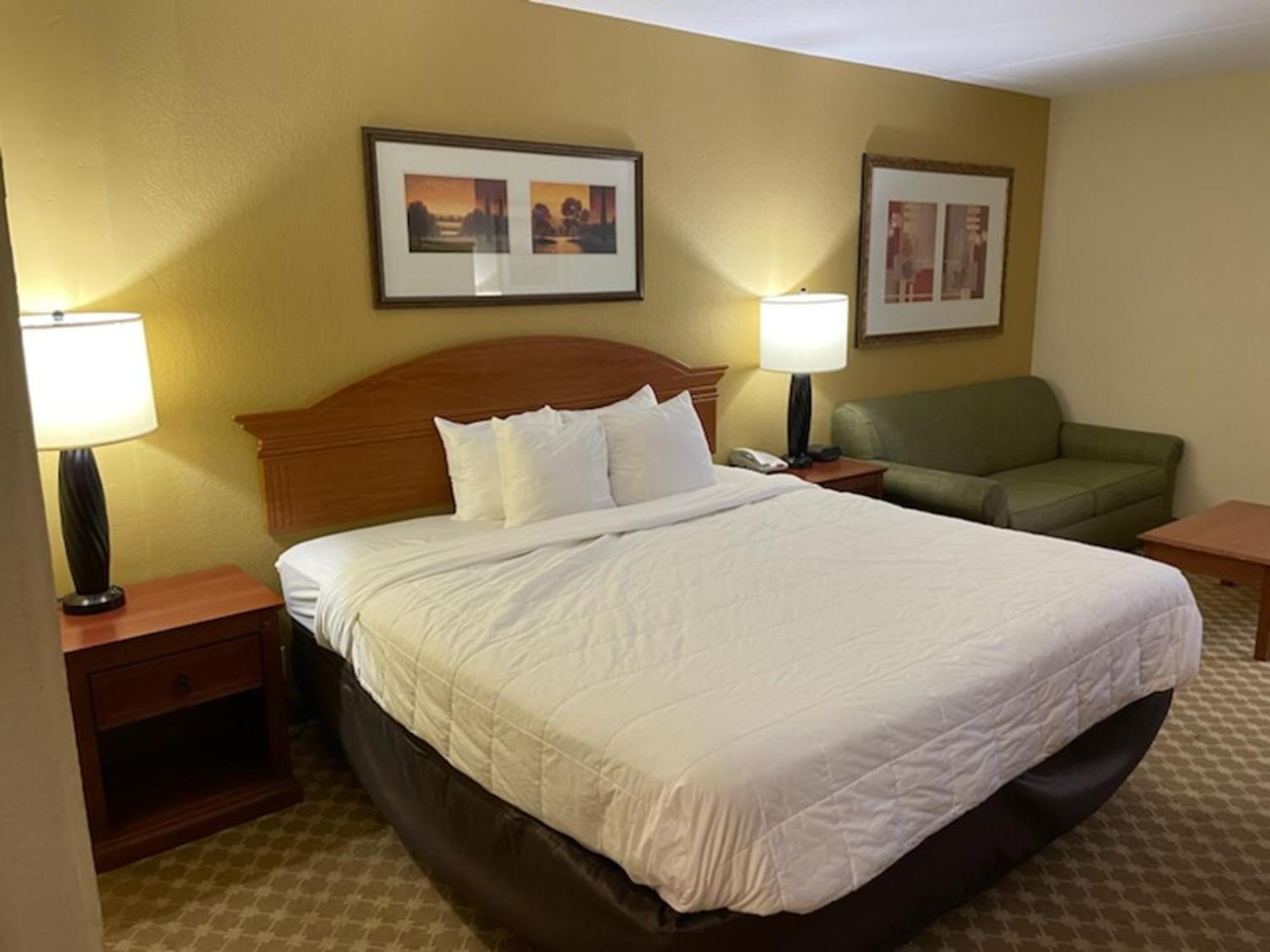 Quality Inn & Suites Saginaw Exterior photo