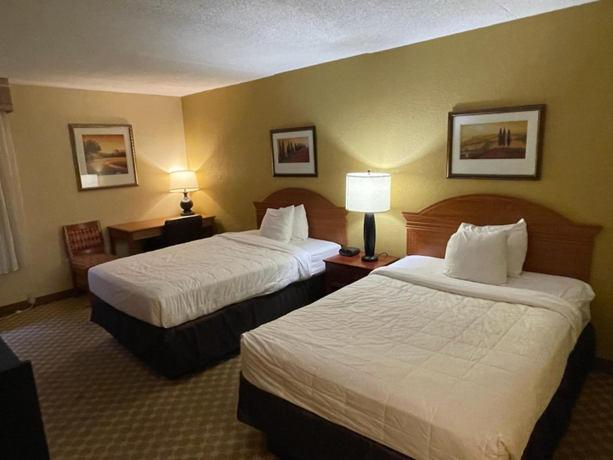 Quality Inn & Suites Saginaw Exterior photo